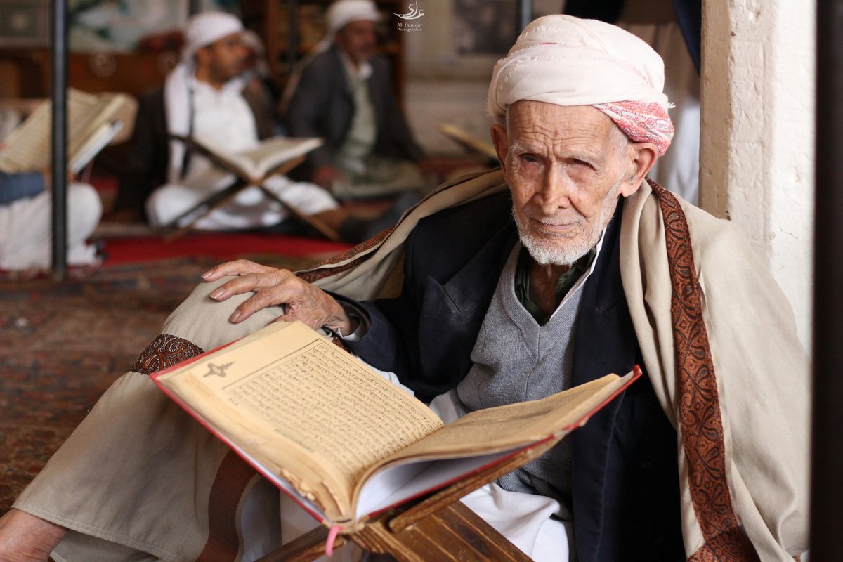 فجر رمضان في صنعاء… شيء لا يوصف.
حين يرتفع الأذان فوق مآذن المدينة،
ويختلط نور الفجر بصمت الشوارع،
تشعر أن السماء أقرب…
وأن الدعاء لا يحتاج إلا قلبا صادقا.
في هذا الوقت تحديدا
تغفر ذنوب،
وتجبر خواطر،
وتكتب أقدار جديدة.
اللهم اجعل فجرنا هذا بداية فرج لليمن،
ونورا لا ينطفئ،
ورحمة