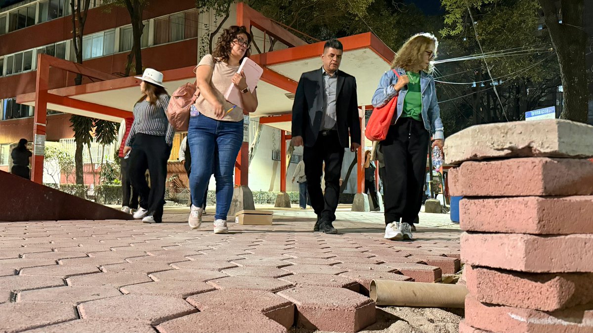 En la primera sección de Tlatelolco realizamos una muy nutrida asamblea vecinal en donde informamos sobre los trabajos que realiza la Secretaría de Obras y Servicios de la Ciudad de México en pisos, andadores y alumbrado de todo el espacio público.

Con el acompañamiento del