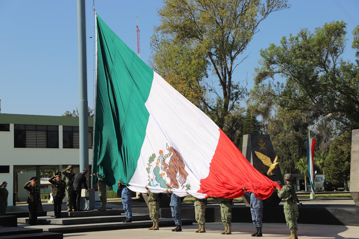 Con la convicción de fortalecer el sentido de identidad y el respeto por nuestros símbolos patrios, conmemoramos el Día de la Bandera, recordando que el verde, blanco y rojo representan la esperanza, la unidad y el sacrificio de quienes forjaron nuestra nación, en una ceremonia