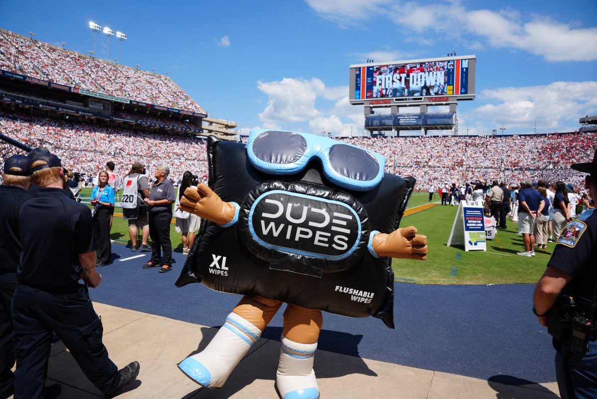 PRCamel's tweet photo. @MrSantiZap The box having a dude wipes mascot https://t.co/7jpO7z0pVT