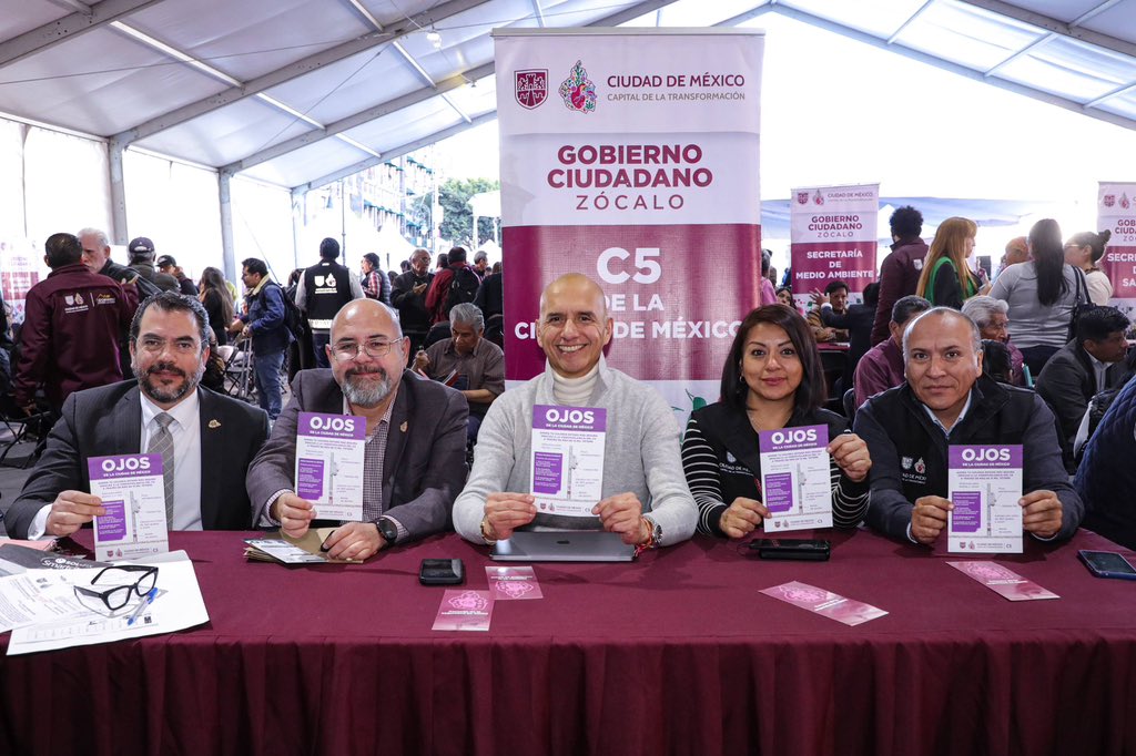 guerrerochipres's tweet photo. ¡El equipo de @C5_CDMX estuvo presente en el #ZócaloCiudadano este #FelizMartes!

Como parte de esta estrategia de proximidad, encabezada por la #JefaDeGobierno, @ClaraBrugadaM, escuchamos, orientamos y atendemos de manera directa a la ciudadanía.

En el #C5CorazónDeLaCDMX trabajamos todos los días para estar cerca de la gente y responder con oportunidad