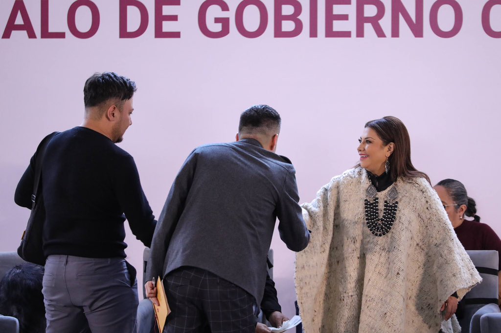 guerrerochipres's tweet photo. ¡El equipo de @C5_CDMX estuvo presente en el #ZócaloCiudadano este #FelizMartes!

Como parte de esta estrategia de proximidad, encabezada por la #JefaDeGobierno, @ClaraBrugadaM, escuchamos, orientamos y atendemos de manera directa a la ciudadanía.

En el #C5CorazónDeLaCDMX trabajamos todos los días para estar cerca de la gente y responder con oportunidad