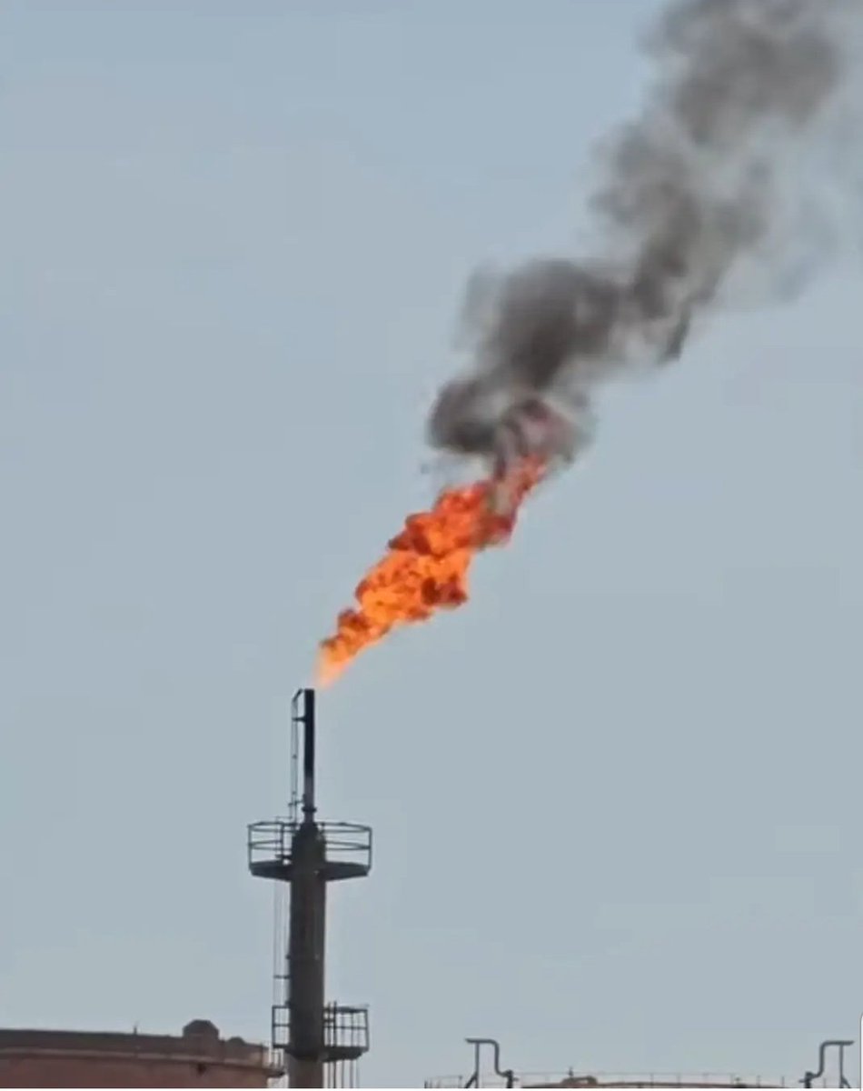 🔵 اكتشاف النفط تجارياً في حوض المسيلة بحضرموت شكّل نقطة تحول مفصلية في مسار الاقتصاد اليمني.
🔵 بدأت القصة في الثمانينات مع نجاح شركة Hunt Oil في اكتشاف النفط بمأرب، ما فتح الباب لتوسّع عمليات الاستكشاف في مناطق أخرى.
🔵 لاحقاً برز قطاع المسيلة كأكبر مصدر للنفط في اليمن بعد