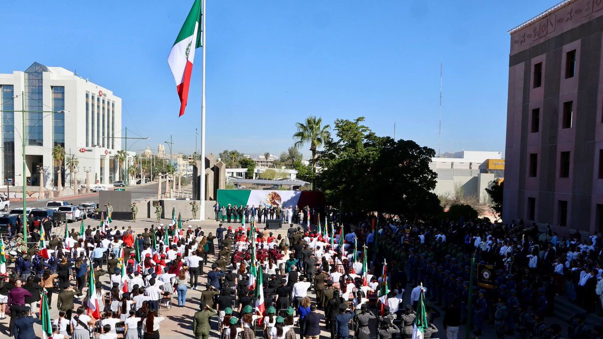 Toman gobernador <a href="/AlfonsoDurazo/">Alfonso Durazo</a> y presidenta <a href="/Claudiashein/">Claudia Sheinbaum Pardo</a> protesta a #escoltas durante enlace nacional.
Reafirman impulso a la formación de valores patrios.
sonoralifemagazine.com/vida/48490
#Hermosillo #Sonora #México #SonoraLife