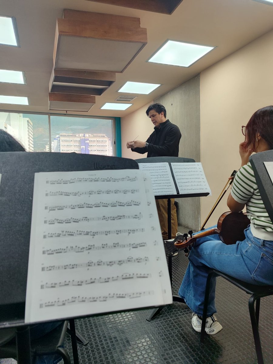 roisbernarvaez's tweet photo. Trabajo grupal con mi cátedra de Viola https://t.co/eqMGHFDwwM