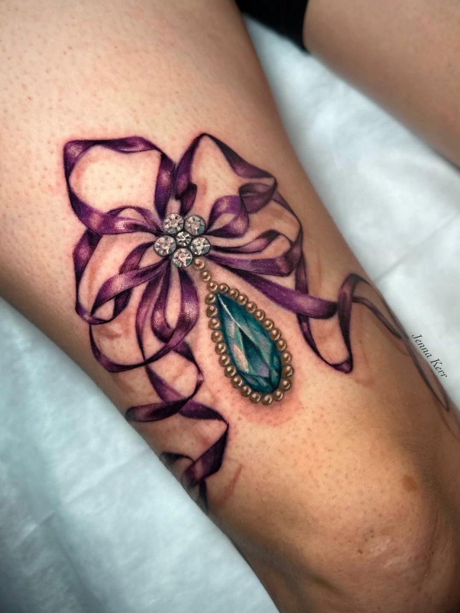 ChloeGraha7871's tweet photo. Details! ��� Check out this whole tattoo in the video on my previous post.

Sponsored by: https://t.co/LGfyZwFLCh