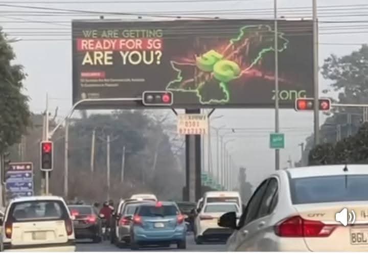 حد تو یہ ہے کہ ابھی تک 4G کے نام پر ہمیں وہی پرانی 2G اور 3G کی رفتار تھمائی جا رہی ہے، اور اب مارکیٹ میں 5G کا نیا چورن بیچنے کی تیاریاں شروع ہیں۔ سچ تو یہ ہے کہ ہمیں نئی نسل کے انٹرنیٹ کی نہیں، بلکہ اس معیار کی ضرورت ہے جس کے ہم پیسے بھرتے ہیں۔ صرف نام بدلنے سے رفتار نہیں بدلتی