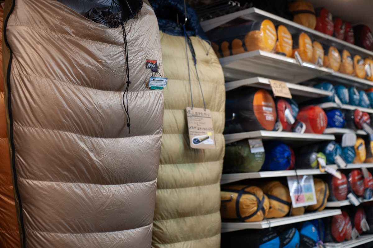 寒い冬のキャンプも、ポイントを押さえればぐっと快適に。
秀岳荘白石店では、厳冬期対応のシュラフを豊富に取り揃えています。

テント内用シューズやコンプレッションバッグなど、冬キャンプに便利なアイテムも充実。
準備の参考に、ぜひチェックしてみてください。