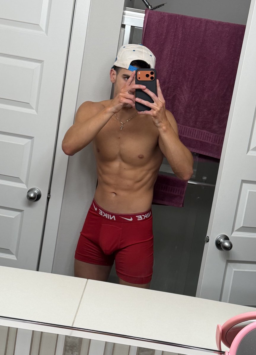 derkslurp15's tweet photo. getting ready for bed vs. once i’m in bed https://t.co/oLB2DOnIys