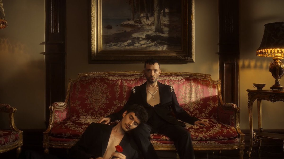 Matiz denen şarkıcı bozuntusunun;

"O bana gelmeli, tadıma varmalı
O cici toy bebe onun nesine?
Diyo' şeytan "üstüne atla da sal kuşu hanesine"
sözlü perperisan şarkısıni bayıla bayıla dinleyen hastalıklı sefil toplum, 
çocukların Allah dediği ilahiden şikayetçi..
Pislikler..