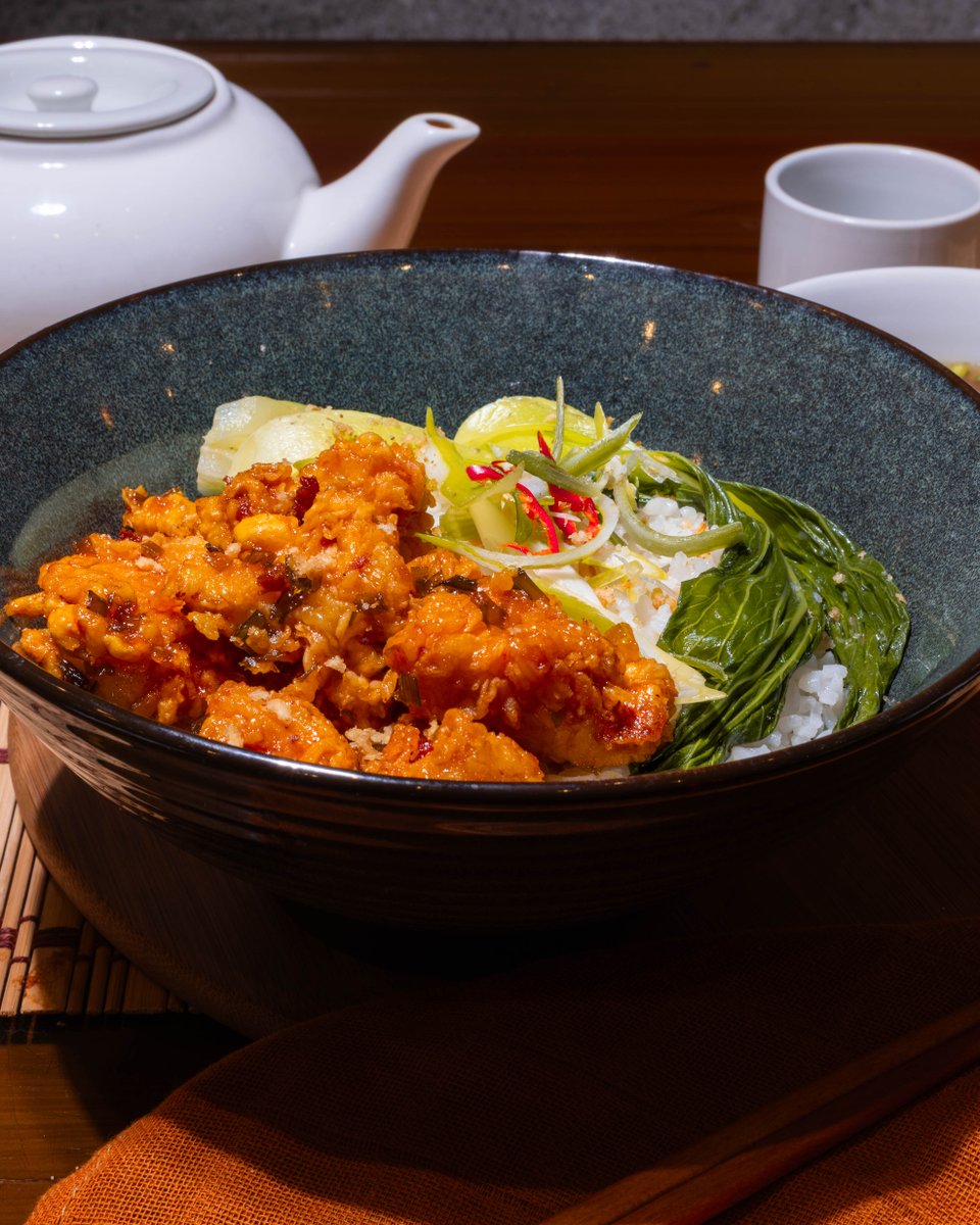 tienmas's tweet photo. Sweetness meets citrus in every bite. Take a spoonful and enjoy the Mandarin Orange Chicken Taiwan Rice Bowl.

#TienMas #TaiwanRiceBowl #MandarinOrangeChicken #RiceMeals #TaiwaneseCuisine https://t.co/DxsCgSSDJ2