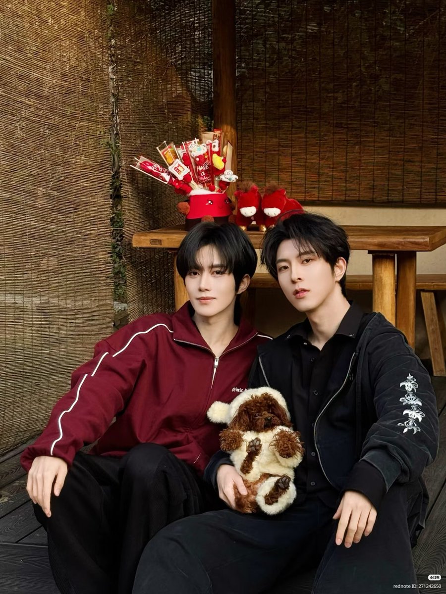 an official family portrait with their Little Peanut posing cutely and QiuQiu wearing Xing's ghost orchid jacket, the three of them surrounded by blessings for the new year ♥️🧧
thank you kings, this is the XingQiu99 pic of all time 😭🥹💜