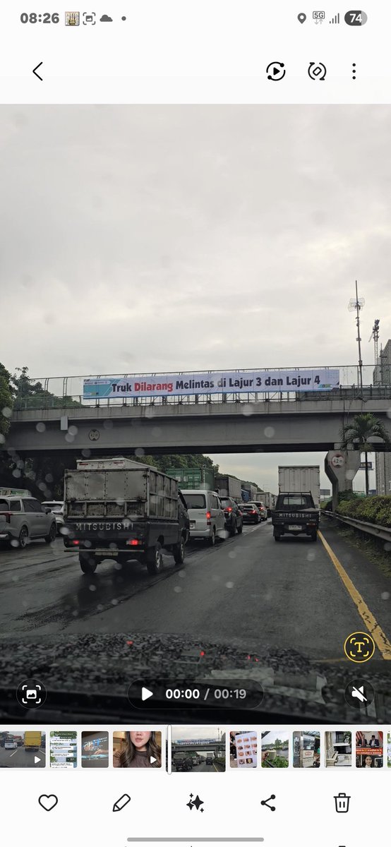 B121MOB's tweet photo. Tuh banner boleh gede.... tp tumpul. Tol udah kayak bengkel jalanan aja tiap hari ada yang mogok dan berhenti serta memperbaiki kendaraannya di pinggir jalan https://t.co/GHRChWJFyt
