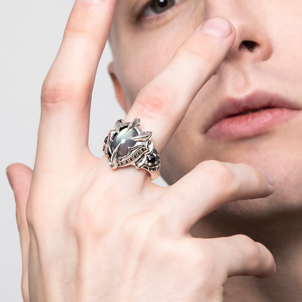 ドラゴンクローリング 角度で青・緑・紫に揺らめくラブラドライト