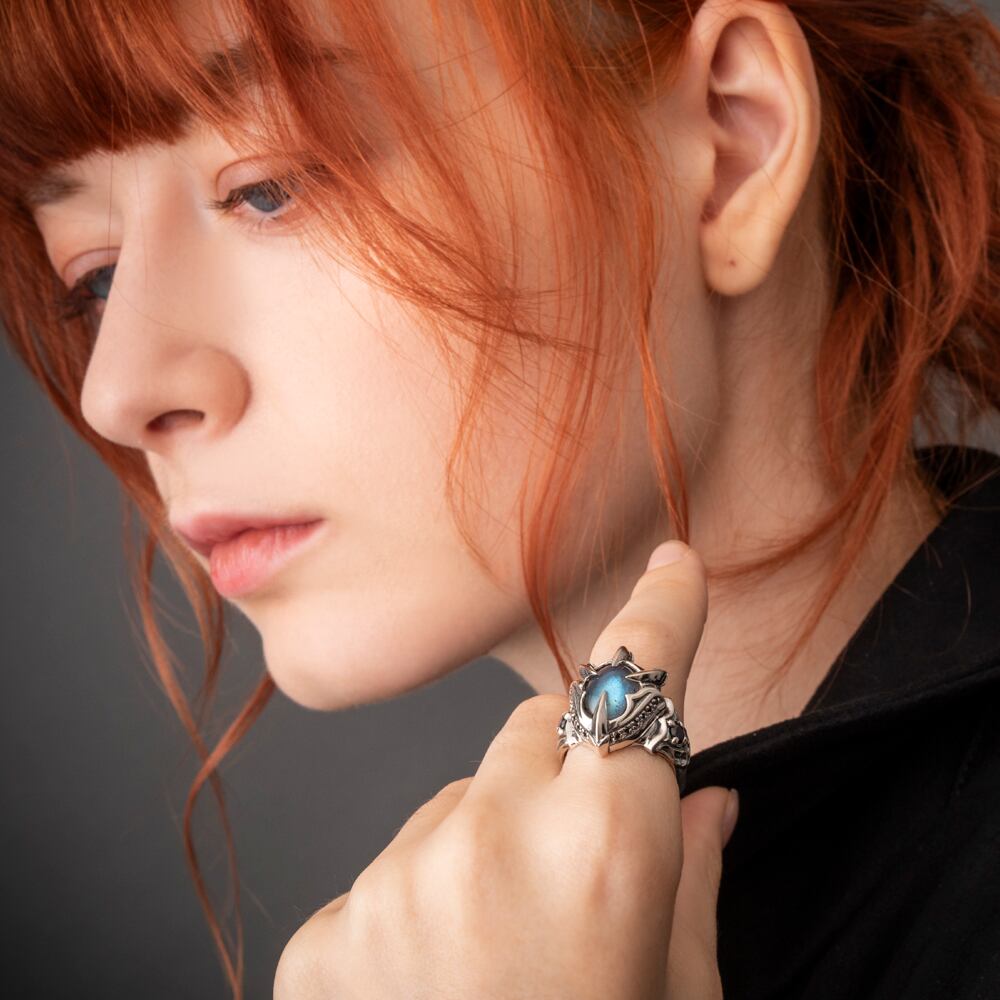 ドラゴンクローリング 角度で青・緑・紫に揺らめくラブラドライト