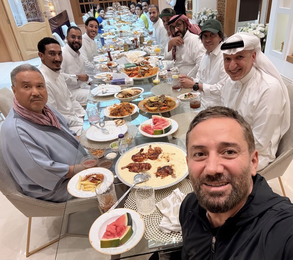 الاستاذ سالم الهندي والاستاذ شربل في 
ضيافة فنان العرب حفظه الله على
السحور  الرمضاني ❤️❤️
#محمد_عبده