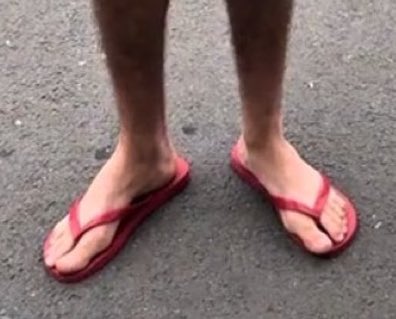 ta explicado pq ele fretou o avião: não ia dar pra levar o estoque de havaianas dele embora em um voo comercial
