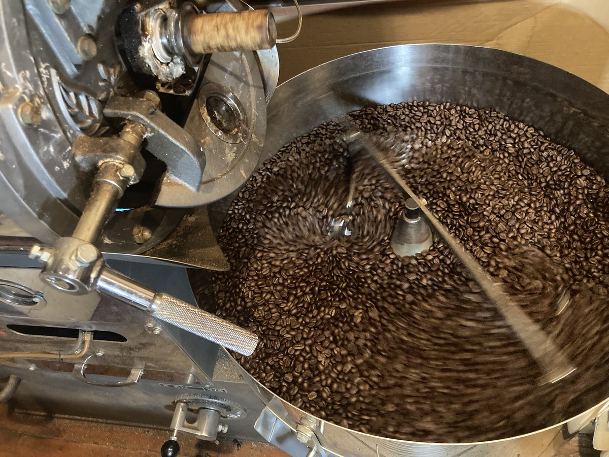 yamadayacoffee's tweet photo. おはようございます♪
屋島は雨が降っています。
焙煎中です。

【屋島焙煎所】
現在屋島焙煎所
珈琲豆を焙煎したり、珈琲豆の選別したりする作業所となっています。
電話　087-841-6621

珈琲豆、テイクアウト販売⬇️
【春日水神市場内　山田屋珈琲店】
高松市木太町2836-1
10:00〜17:00   無休 https://t.co/LQQQ5NDPHW