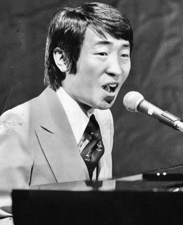kazumarugou's tweet photo. 誕生日 born in 1940
留萌市出身
北海道留萌高 日大芸
18から楽曲提供開始
19の時
トップギャラン結成
21の時🎙デビュー
同年から
📺“スタ誕”審査員を務める
36の時
🎵“青春時代”がヒット
🎙活動の傍ら
阿久悠さんとのタッグで次々と名曲を生み出す
御年86
大御所ヒットメーカー
🎵”卒業までの半年で“ https://t.co/tKaWK2SRqe