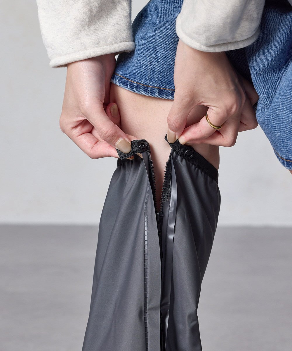 3COINS_news's tweet photo. 靴を履いたままの雨対策☔️

ロングシューズカバーM/L
各800円（税込880円）
https://t.co/Jp51JB46nD

はっ水加工が施されているため、雨や泥で汚れてもお手入れ簡単◎
着脱がラクなサイドジップ仕様で、ゴムベルトを足の甲に留めるとしっかりとフィットして歩きやすく♪

#3COINS https://t.co/lM1XR8gy3c