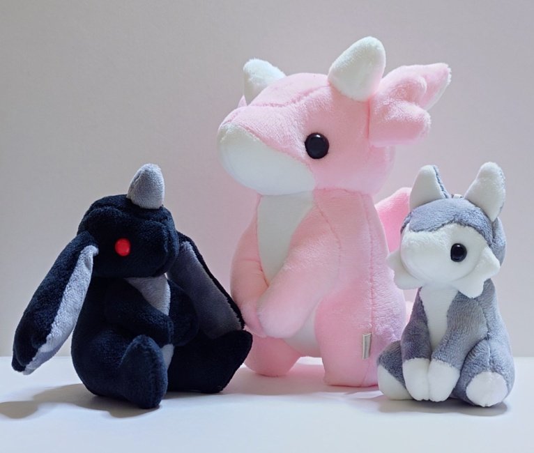 本日の旅立ち☆。*°

ドラゴン(中ｻｲｽﾞ•ﾗｲﾄﾋﾟﾝｸ)
ウルフ(並ｻｲｽﾞ•ｸﾞﾚｰ)
アルミラ(並ｻｲｽﾞ•ﾌﾞﾗｯｸ)

無事にたどり着けますように!!
いってらっしゃぁ~い|0∇0)ﾉ"ﾌﾘﾌﾘ✨

#ぬいぐるみ　#ドラゴン　#ウルフ
#ウサギ　#ファンタジー