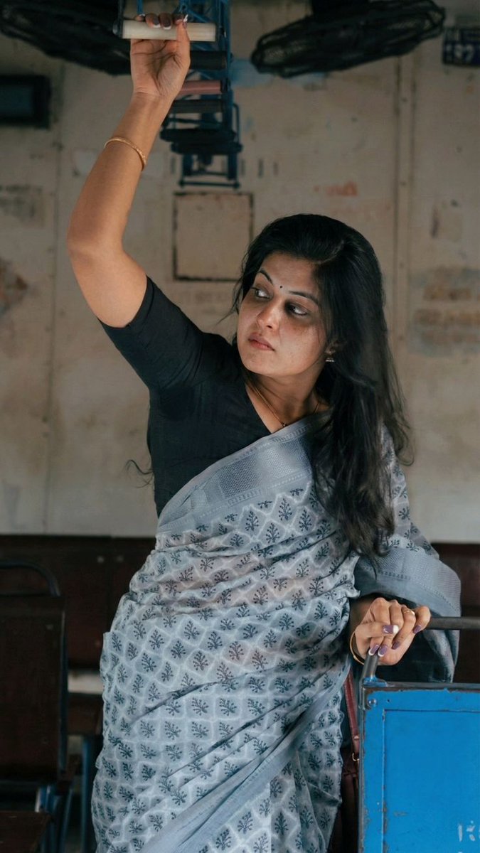 Eeee silk sarees kattukoni metro lo office ki poye rojule bagundevi .. 🥲😴😴😴🫣🫣🫣🫣🥵🔥🍒🐂