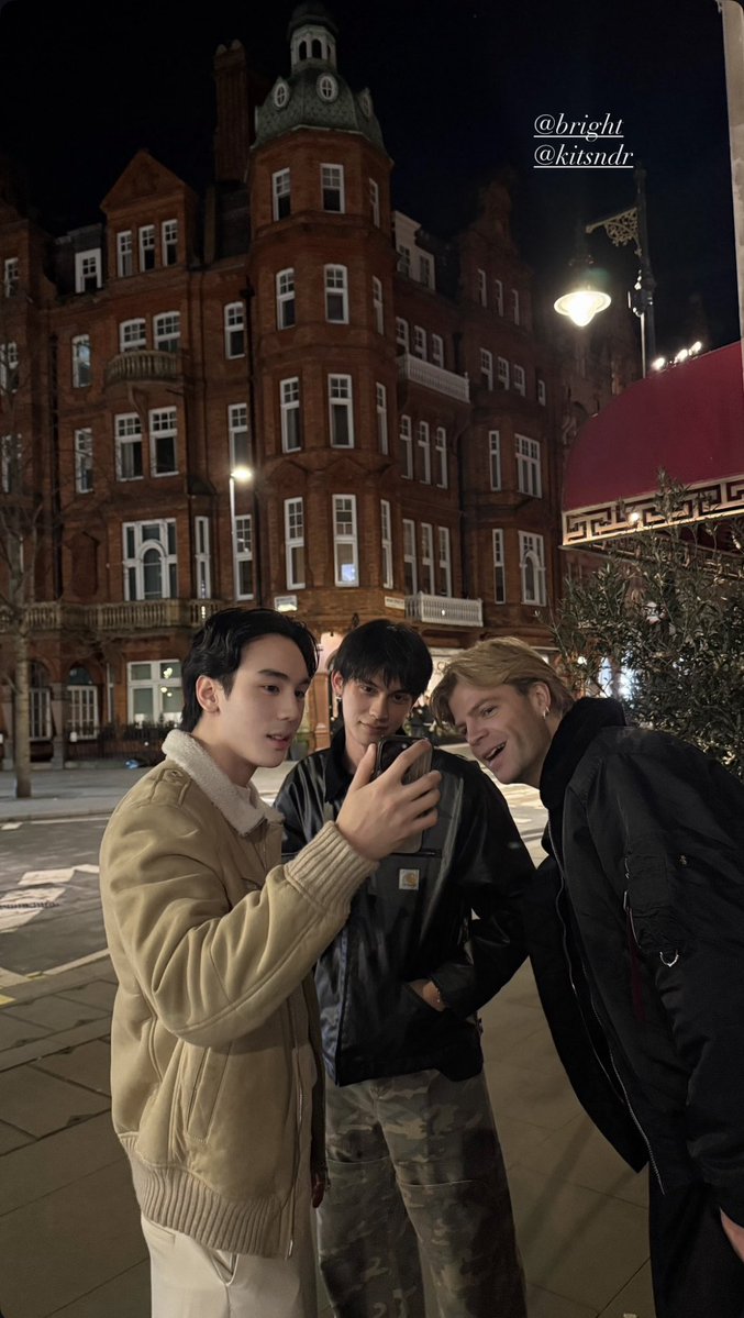 IGs : brettkich

สามหนุ่มสามสไตล์❤️‍🔥

Bright Vachirawit
#bbrightvc