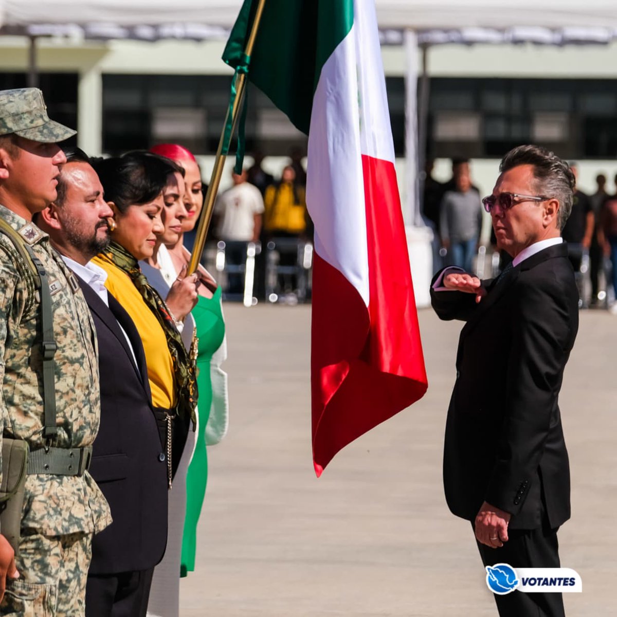 ¡Pablo Lemus [<a href="/PabloLemusN/">Pablo Lemus Navarro</a>] encabeza abanderamiento en la XV Zona Militar!

El gobernador de Jalisco [<a href="/GobiernoJalisco/">Gobierno de Jalisco</a>] encabeza la ceremonia por el Día de la Bandera en Zapopan [<a href="/ZapopanGob/">Gobierno de Zapopan</a>], donde abanderó a nueve escuelas públicas del estado y rindió honores al Lábaro Patrio,