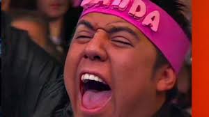 Entro Kennys y está el fan de Wanda en la tribuna el meme se va a hacer canon #GranHermano