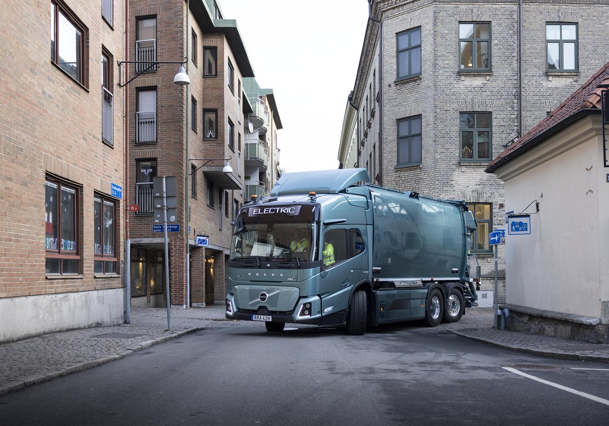 VolvoTrucksSEA's tweet photo. Crews work close to traffic and motorcycles. Volvo cabs with low entry, strong visibility and advanced safety systems support safer moves on every street. Message our team to book a Volvo safety briefing. #VolvoTrucks #CrewSafety https://t.co/SRc68m80cL
