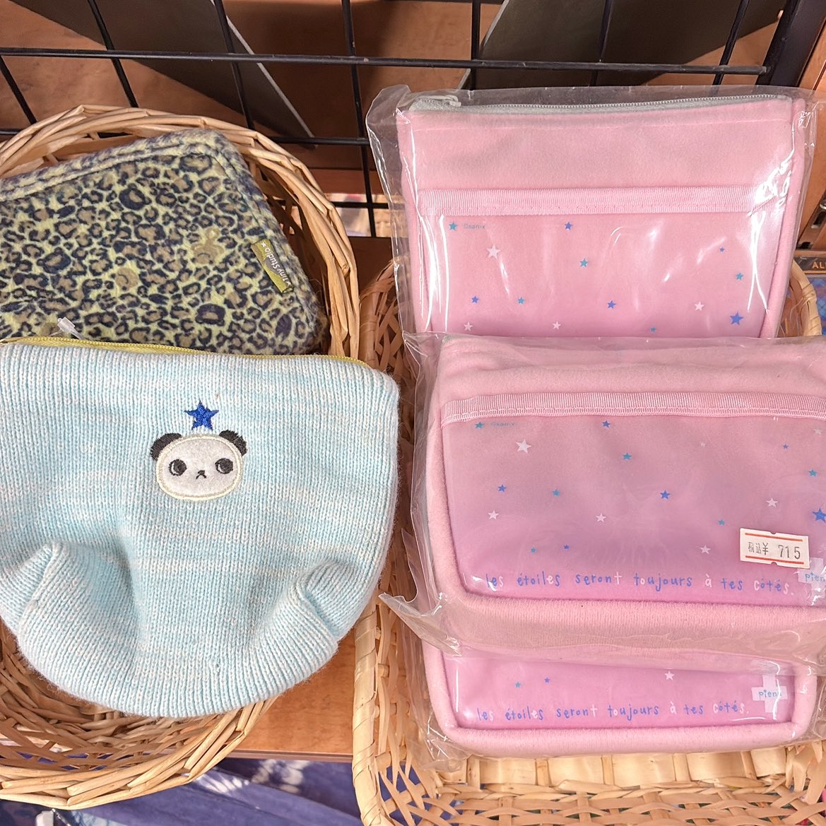 kumakuma327k's tweet photo. 蔵王温泉のお土産屋さんでなかよしネットのポーチとスタンプをげっとしたよっ ̫ -˘◝❄️.*
スタンプ2本はお友達から✩ https://t.co/13tZ0AgvZc