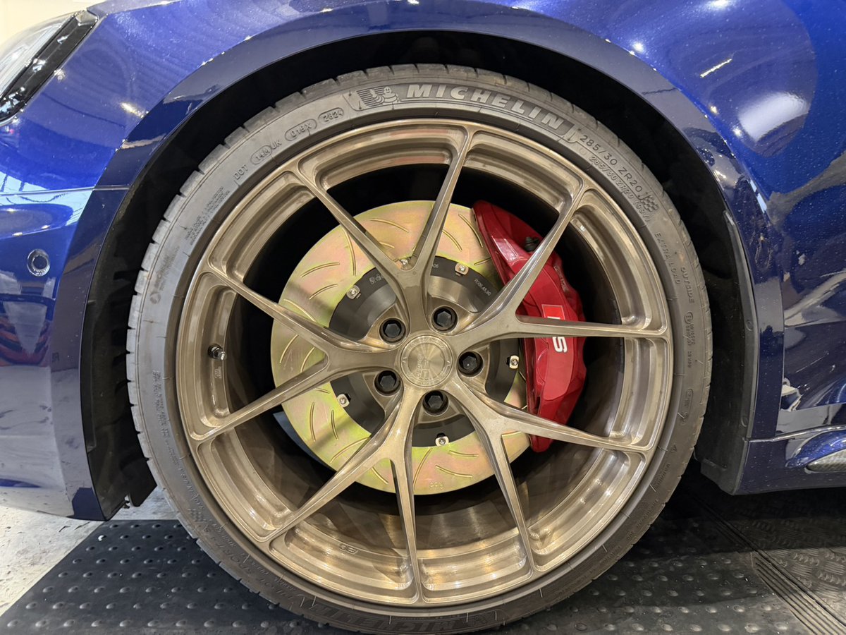 KKdesign11's tweet image. AUDI RS4 B9
rddのローターとパッドに交換しました。
フロントΦ400リアΦ380
細いスポークタイプだとローターがよく見えますね。やはりこのスリットカッコよい。

#AUDI　
#RS4　
#rdd
#ブレーキ交換