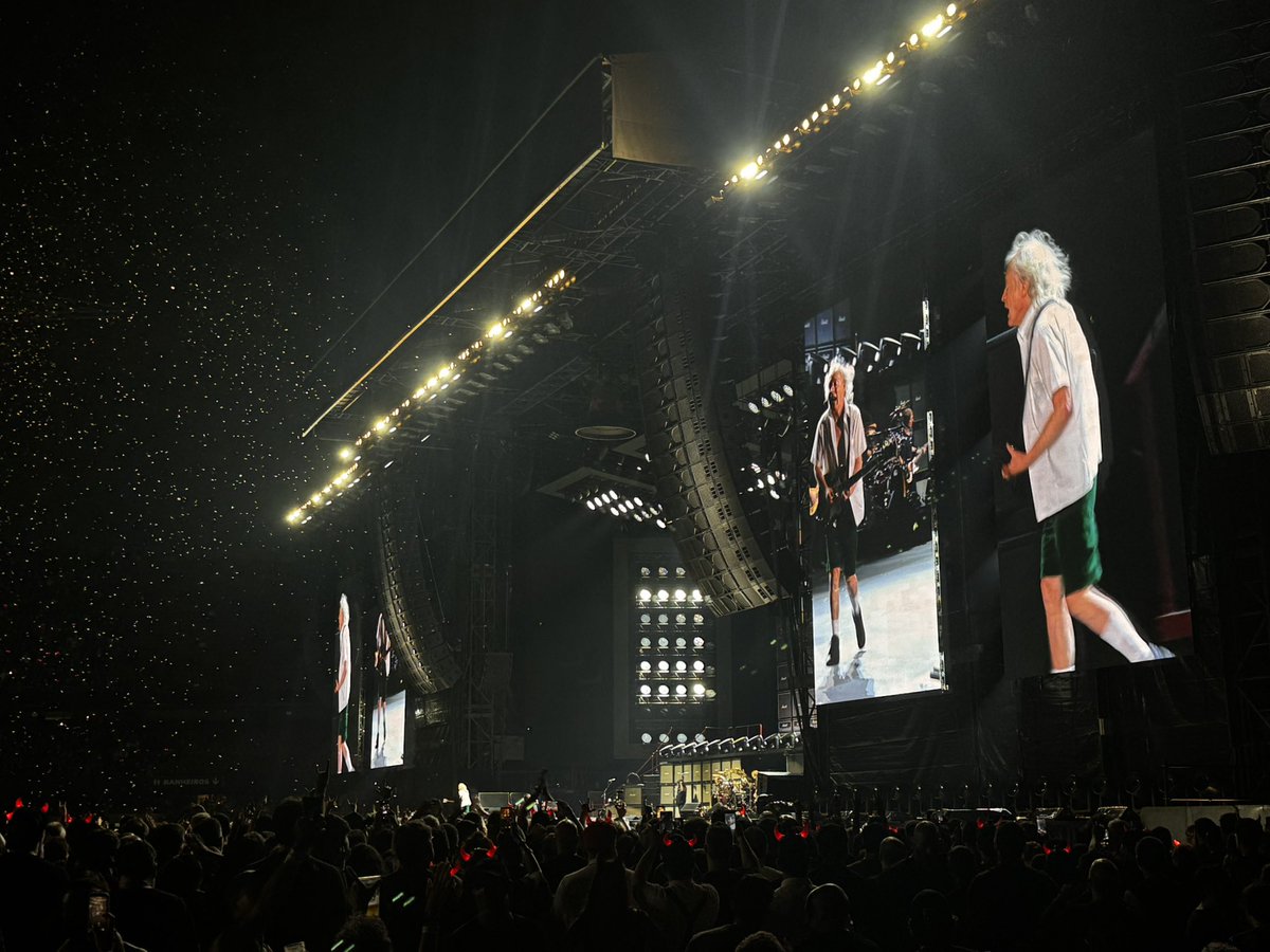 Eu vi… eu vi Angus Young meter DEZ minutos de solo