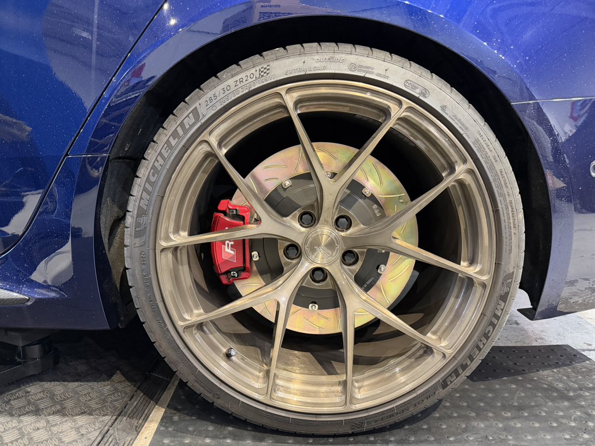 KKdesign11's tweet image. AUDI RS4 B9
rddのローターとパッドに交換しました。
フロントΦ400リアΦ380
細いスポークタイプだとローターがよく見えますね。やはりこのスリットカッコよい。

#AUDI　
#RS4　
#rdd
#ブレーキ交換
