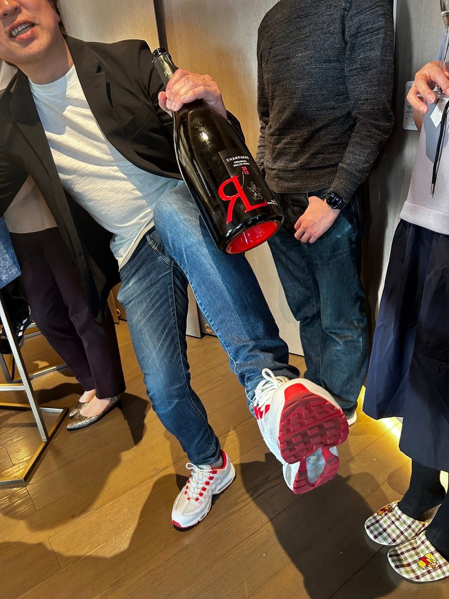 hide_eb's tweet photo. ルグラとオソロ。
ルブタンじゃなくてナイキだけどw
#RLLegras
#シャンパーニュ日記
#シャンパーニュ産スパークリングワインだけがシャンパーニュ https://t.co/Z3PBISboKk