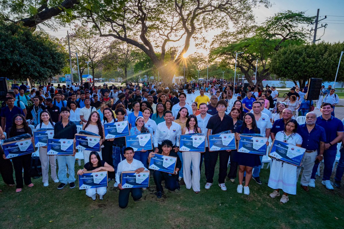 Unimagdalena's tweet photo. 💻✨ En un acto presidido por nuestro rector @pverasalazar, 255 estudiantes beneficiarios de Talento Magdalena y 123 de Talento Santa Marta recibieron equipos de cómputo, herramientas que fortalecerán su acceso a la educación, la investigación y la innovación.

#UMTeCuenta https://t.co/0dBjDNyGut