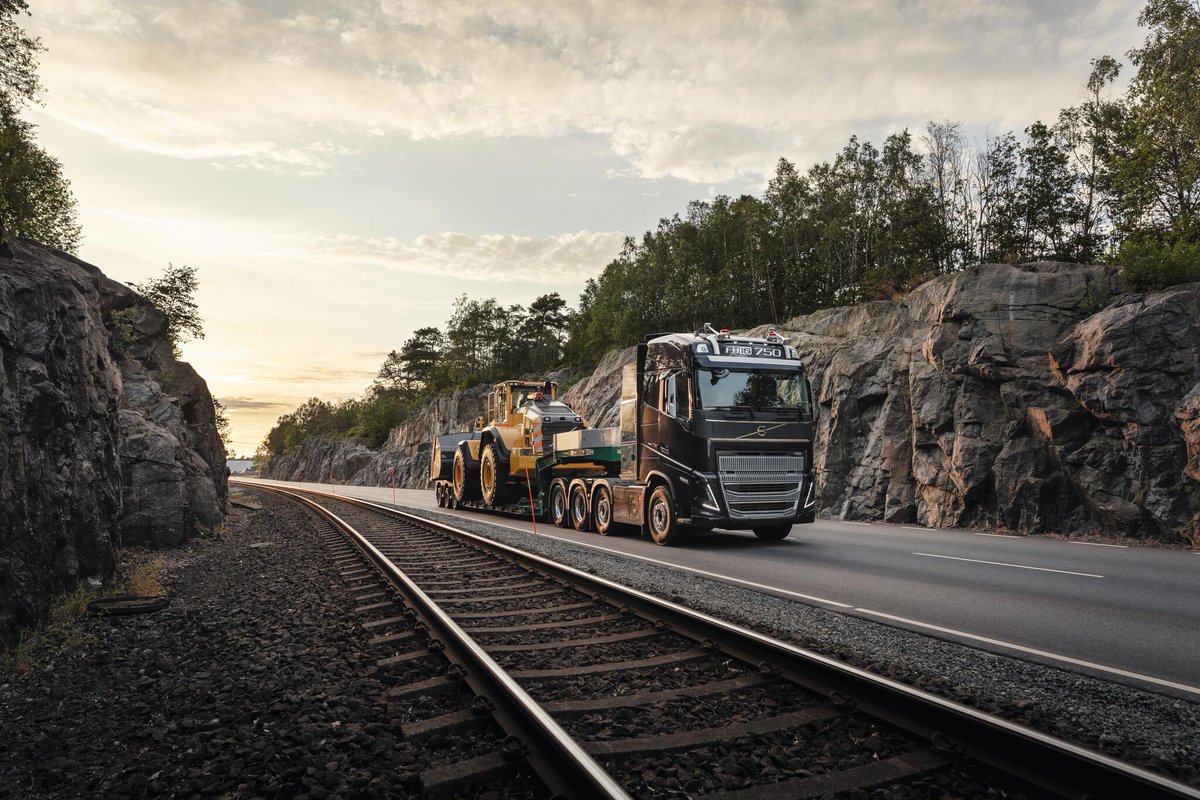 VolvoTrucksSEA's tweet photo. Oversized loads for power, industry and construction keep SEA’s growth on track. Volvo FH &amp; FH16 with high torque, flexible chassis and connected uptime support help move critical cargo safely and on time. Talk to our heavy‑haul experts. #VolvoTrucks #HeavyHaul https://t.co/7HHh0MGrGN
