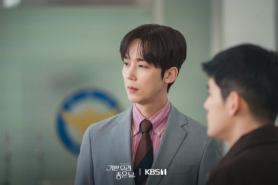 [#기쁜우리좋은날] [📸]

외모·능력·재력 모두 갖춘 완벽남 고결✨
윤종훈이 그려낼 파란만장 인생 서사

KBS 1TV 새 일일드라마 [기쁜 우리 좋은 날]
3월 30일 [월] 저녁 8시 30분 첫 방송  

#KBS #KBS1 #KBSDRAMA #KDRAMA #기쁜우리좋은날 #OurHappyDays #윤종훈 #엄현경 #정윤 #윤다영