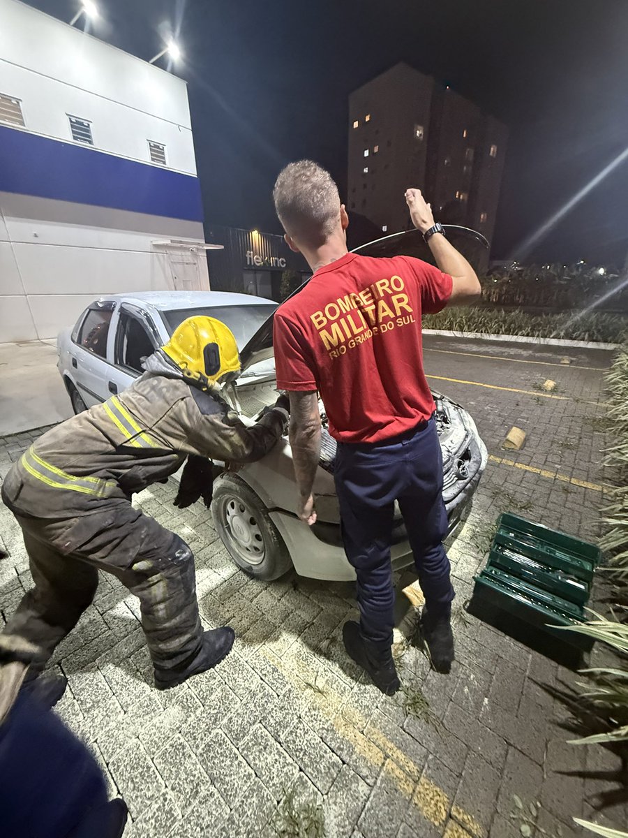 Alan___Rocha's tweet photo. Hoje o Vectra pegou fogo… mas não foi suficiente pra apagar a história que eu tenho com ele. 
Quem gosta de carro entende: não é só lata, é parte da vida.

É projeto, é cuidado, é apego.
Mas a gente reconstrói. Sempre. https://t.co/szFILpjykI