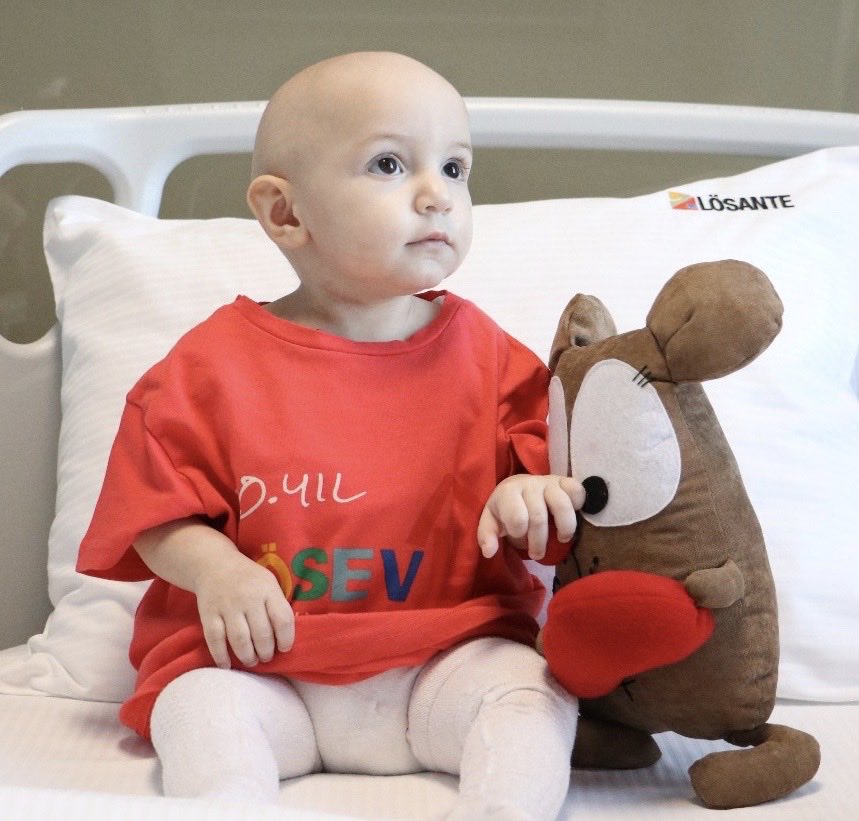 Prensesimin güzelliğine ve bebeği tutuşuna bakar mısınız.
Mücadele gücü ve zeki bakışları ile 
“ Geleceğin Cumhurbaşkanı ben olacağım “ diyor.🧿🧿🧿