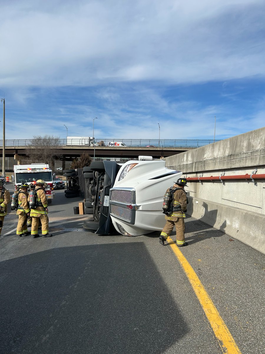 AlexandriaVAPD's tweet image. Traffic Advisory: Avoid the ramp from SB Telegraph Rd to WB I-495.

Virginia State Police are clearing an overturned tractor-trailer carrying paper. Please use alternate routes.

Photos courtesy of the Virginia State Police.

#OneAlexandria #OneAPD