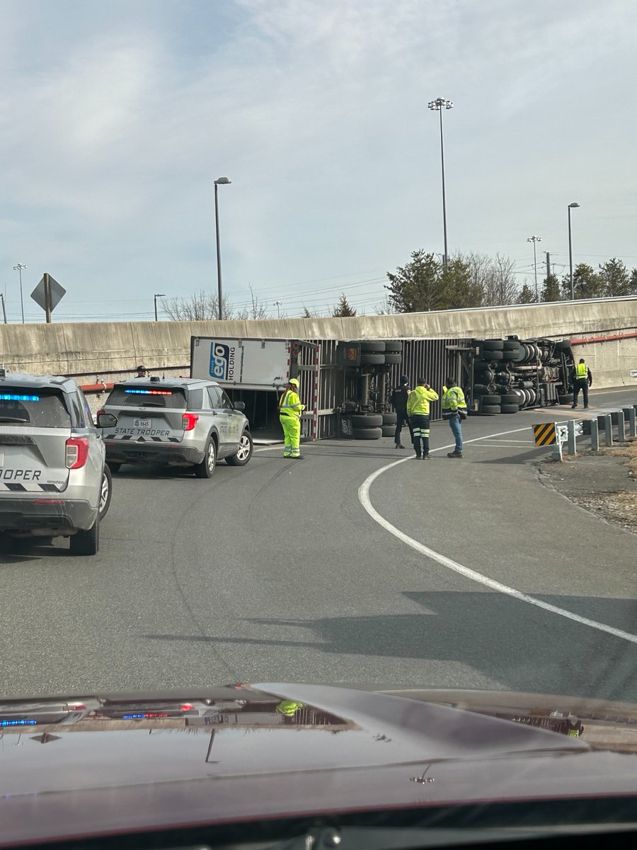 AlexandriaVAPD's tweet image. Traffic Advisory: Avoid the ramp from SB Telegraph Rd to WB I-495.

Virginia State Police are clearing an overturned tractor-trailer carrying paper. Please use alternate routes.

Photos courtesy of the Virginia State Police.

#OneAlexandria #OneAPD