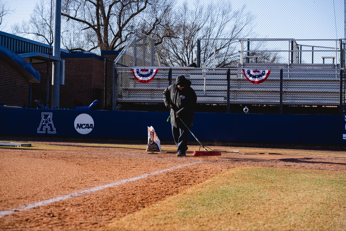 MemphisSoftball's tweet photo. Sending a 𝙈𝘼𝙎𝙎𝙄𝙑𝙀 shoutout to our grounds crew for their tireless work in putting on 25 games over the past two weekends of the 901 Classic and Blues City Invitational 👏 https://t.co/ugzuRwk7rN