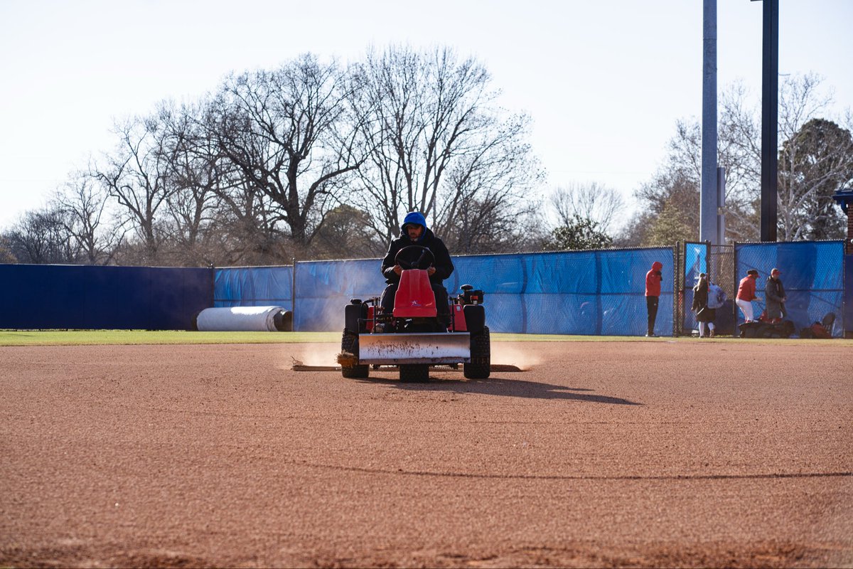 MemphisSoftball's tweet photo. Sending a 𝙈𝘼𝙎𝙎𝙄𝙑𝙀 shoutout to our grounds crew for their tireless work in putting on 25 games over the past two weekends of the 901 Classic and Blues City Invitational 👏 https://t.co/ugzuRwk7rN