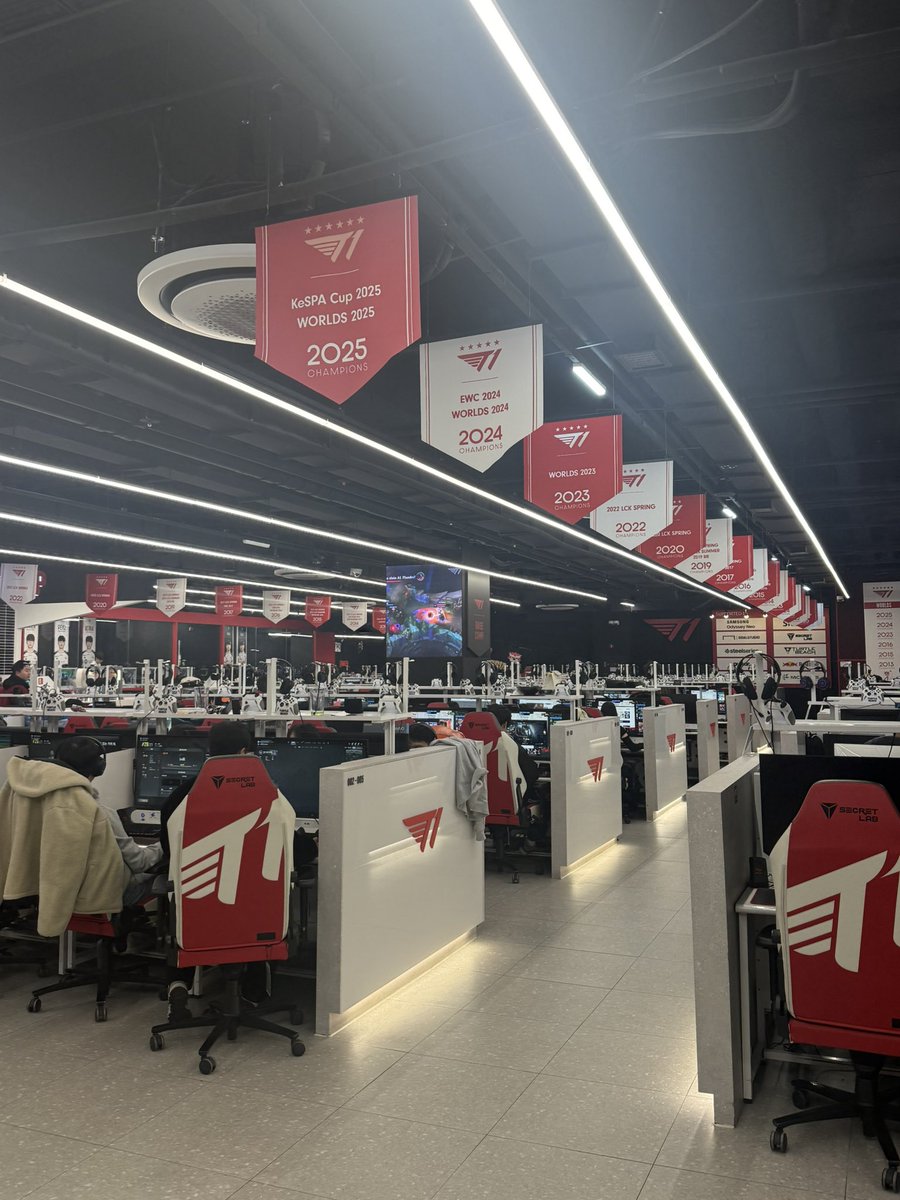 Chris lolreview tweet media