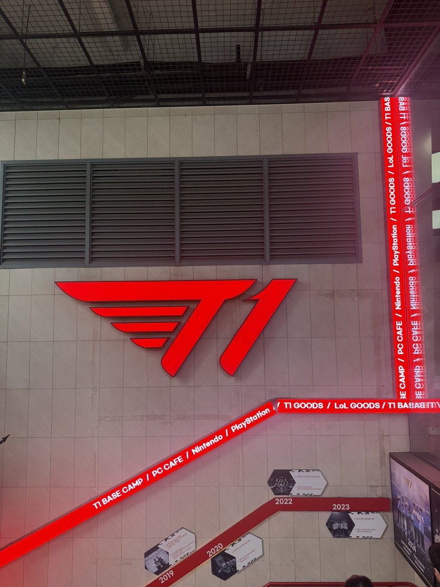 Chris lolreview tweet media