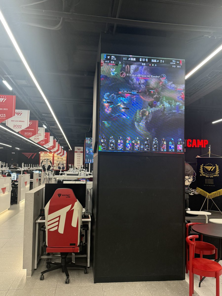 Chris lolreview tweet media