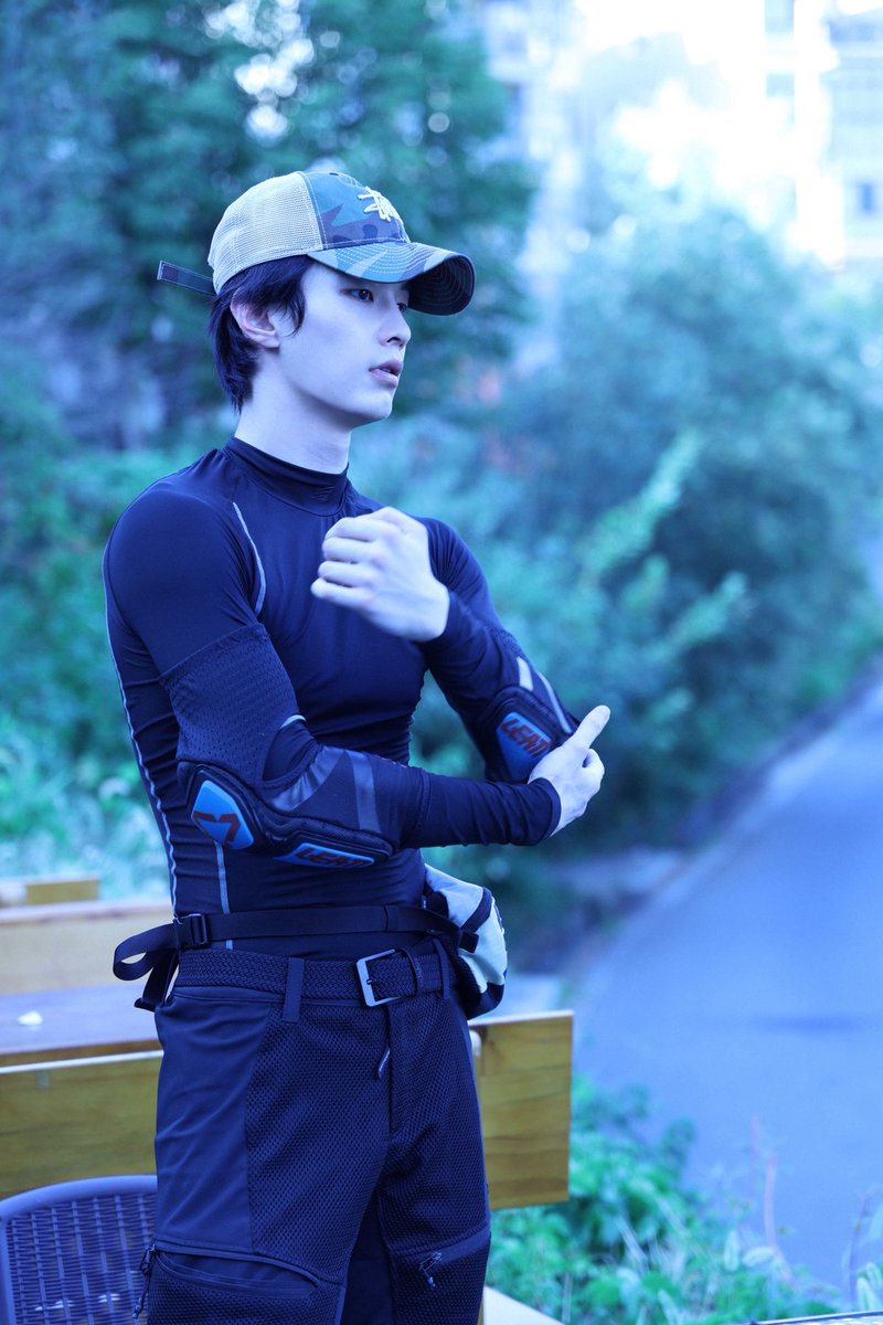 heyuverse's tweet photo. he yiqian in a compression shirt is so scary 😩 https://t.co/YaJe4O4d4U