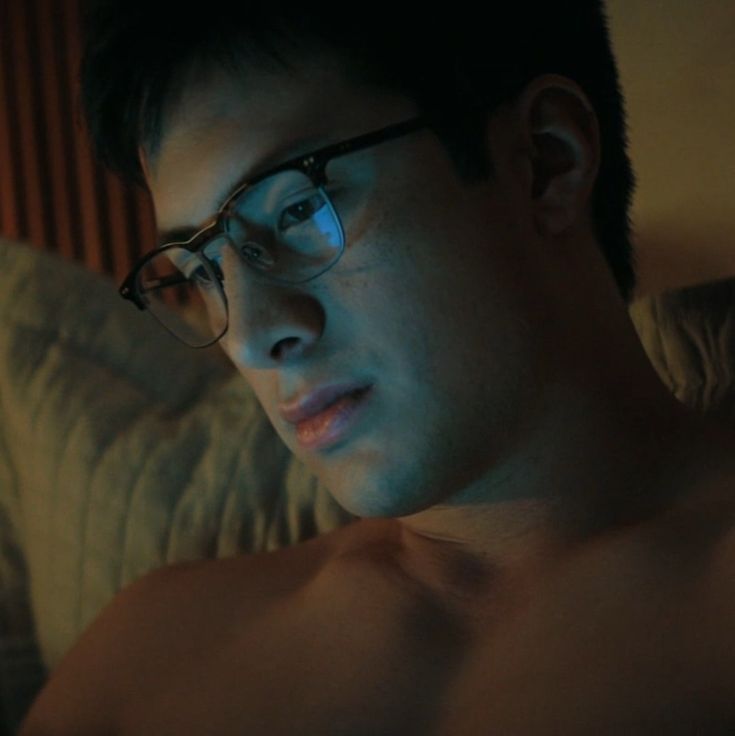 i LOVE when a man wears some slutty glasses