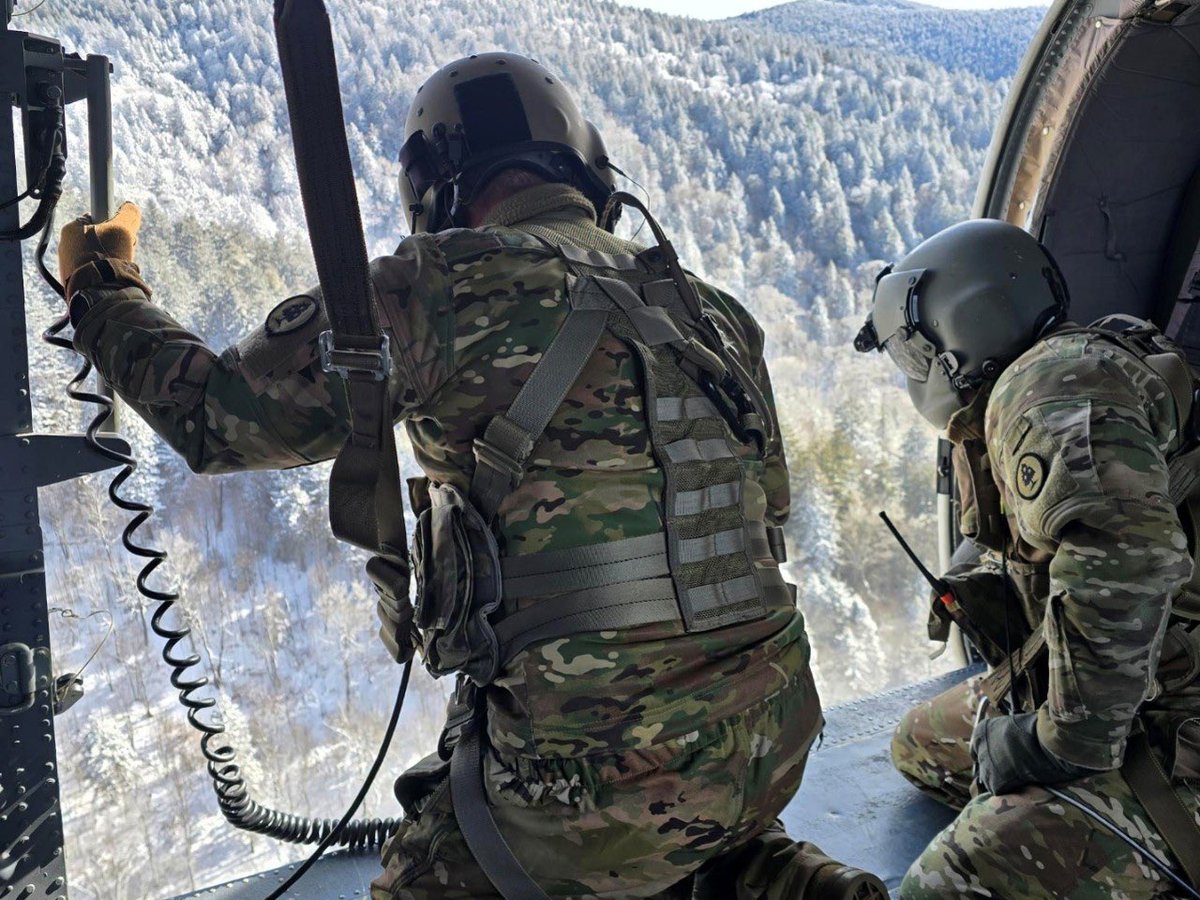 TNMilitaryDept's tweet image. This morning, a flight crew with the Tennessee Army National Guard, based at Joint Base McGhee-Tyson, rescued a hiker suffering from severe cold-weather injuries in the Great Smoky Mountains National Park. 

Story: tn.gov/military/news/…

#tennesseenationalguard #hiker #rescue